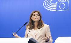 Ilaria Salis svegliata all'alba da un controllo preventivo: "L'Italia &egrave; ormai un regime". Esplode la polemica