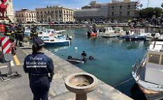 Sbaglia manovra e con l'auto finisce in acqua dentro il porto: madre e figlia salvate a Siracusa