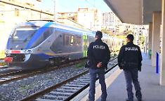 Sfiorato il disastro a Caltanissetta: due minorenni indagati per aver piazzato blocchi di cemento sui binari