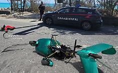 Atterraggio d'emergenza a Marina di Cottone: carabinieri mettono in sicurezza la spiaggia e salvano il pilota