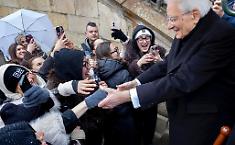 Mattarella sul Ponte Carlo, tra neve leggera e Inno di Mameli: a Praga il momento pi&ugrave; inatteso della visita ceca