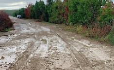 Troppe buche, la strada &egrave; impraticabile: il parroco di Santa Rita la sistema da s&eacute;. &laquo;Avanti poco alla volta&raquo;