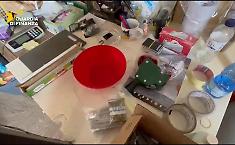 Scoperto opificio per confezionare lo "sballo", arrestato professionista palermitano