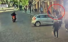  Salim Elkoudri tenta la fuga, alcuni passanti lo bloccano: il video del gesto eroico