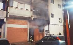 Notte di fuoco a Grammichele: incendio in un alloggio popolare provoca due feriti