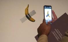 Giallo al Pompidou: rubata la banana di Cattelan da 6 milioni di dollari