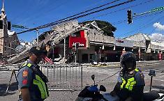 Il terremoto che ha piegato le Filippine: rischio tsunami, edifici crollati e la lunga scia di morte