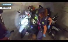 La polizia sequestra armi, droga e scooter rubati in un garage a Catania: il video