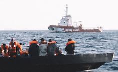 Migranti, salvate 85 persone nel Mediterraneo centrale: dovranno sbarcare a Savona, dopo giorni di navigazione