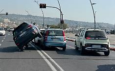 Catania, il sorpasso azzardato sul lungomare finisce male e un Suv s'impenna: ecco cosa &egrave; successo
