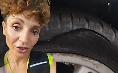 Trova le ruote della citycar squarciate: &laquo;&Egrave; la seconda volta, ma non resto zitta&raquo;