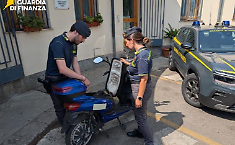 Scooter elettrici venduti come bici a pedalata assistita: sequestrati migliaia di mezzi, indagato imprenditore palermitano