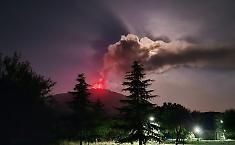 Notte di fuoco sull'Etna: ma ora la lava rallenta e il tremore crolla: verso la fine dell'eruzione?