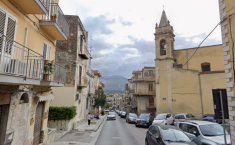 Carini, bambino di 8 anni scavalca una ringhiera e cade da un balcone al secondo piano: ricoverato in codice rosso a Palermo
