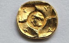 Nella necropoli di Maddalusa trovata una moneta d'oro siracusana del V secolo a. C., coniata durante l'invasione cartaginese della Sicilia