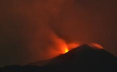 Etna: attivit&agrave; stromboliana alla Voragine, modesto flusso lavico nel Cratere di Nord-Est