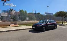 Piantagione di cannabis fra le case all'Uditore: i carabinieri arrivano, ma un uomo aizza i cittadini contro i militari