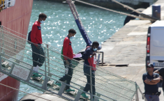 Migranti sbarcano fra i turisti a Lampedusa,