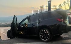 Turista scambia una scalinata per una discesa e resta "appesa" sull'auto