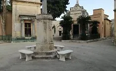 Orrore al cimitero di Marsala, trovati resti umani tra i rifiuti