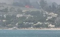 Collina a ridosso del mare in fiamme a Menfi: abitazioni evacuate e strada chiusa