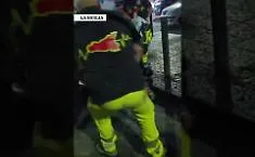 Ambulanza tra i rifiuti, la barella costretta a farsi strada tra materassi e mobili