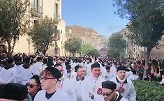 Sant'Agata, le immagini della salita di San Giuliano: "l'invasione" dei sacchi bianchi