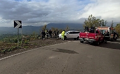 Il guardrail non c'&egrave;: ragazza cade in bici in un burrone, salvata da un automobilista di passaggio