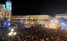 Carnevale di Acireale, il maltempo spinge la festa oltre la Quaresima: bagno di folla per il gran finale