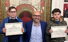 Le lezione di onest&agrave; di Gioele e Nicol&ograve;: trovano portafoglio e lo riconsegnano