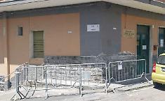 Abiti usati abbandonati in strada: ecco transenne e videosorveglianza