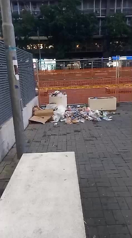 Corso Sicilia, Catania – Rifiuti bloccati dalle transenne del cantiere