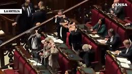 Delmastro, negato l'uso delle chat: il video delle proteste di Avs e M5s
