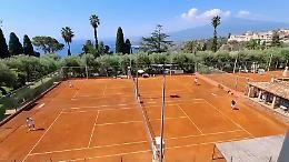 Roger Federer incanta Taormina: mattinata di tennis e lusso con Bernard Arnault. Il video
