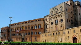 Precario minaccia di lanciarsi da cornicione Ars: deputato e impiegati lo salvano