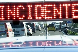 Tangenziale, auto contro moto
Centauro gravemente ferito