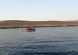 Migranti: altri barchini in arrivo, Lampedusa è sotto assedio
