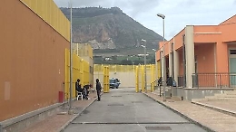 Rivolta di migranti nell'hotspot di Trapani, incendiati materassi