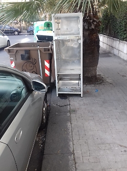 Catania, piazza Beato Angelico: rifiuti non ritirati da una settimana