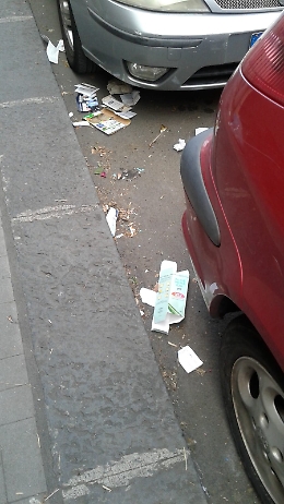 Catania: il marciapiede di via Quieta non viene mai spazzato