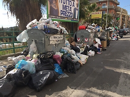 Caos rifiuti Sicilia, appello al ministro: «Inviate un commissario da Roma»