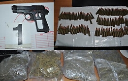 Pistola, munizioni e droghe varie scoperti in un tombino a Misterbianco