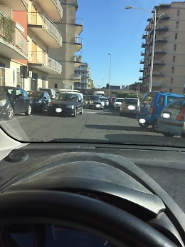 Catania: strada  quotidianamente intasata.