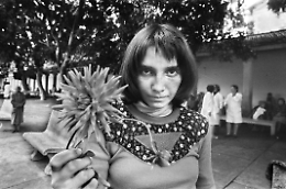 Letizia Battaglia e la ricca umanità dei folli: «Spesso la pazzia è meglio di molta normalità»