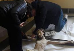 Antico crocifisso recuperato dentro una chiesa