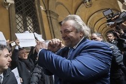 Diede della "Madame Pompadour" alla blogger, ora il senatore Michele Giarrusso si appella all'immunità parlamentare