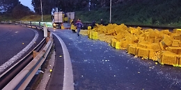 Camion perde carico di limoni sull'A18 nello svincolo di Giarre