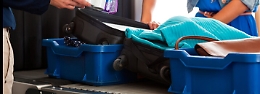 Aeroporto, "mani lunghe" su vaschette portaoggetti: attenzione durante i controlli di sicurezza!