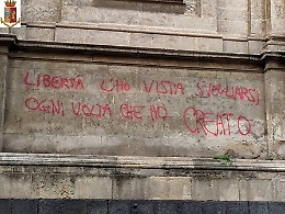 Catania, deturpa con spray facciate di palazzi e di una chiesa: denunciato