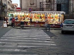 Catania: le bancarelle... in centro storico.